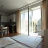 Apartament nr 5 - Pokój gościnny, salon, sofa, stolik, kuchnia - apartamenty starówka gdańsk
