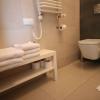 Apartament nr 10 - Łazienka, prysznic, umywalka, lustro